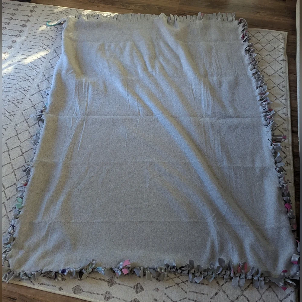 Like New Fleece Heart gray blanket 65 x51